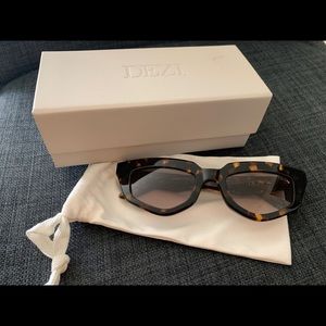 NWOT Dezi On Read Sunglasses